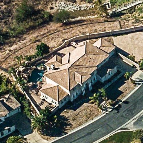 The Woman Behind the Cross: Unveiling Todd Gurley’s Wife in the Spotlight